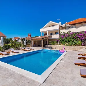 Merita With Pool Appartement